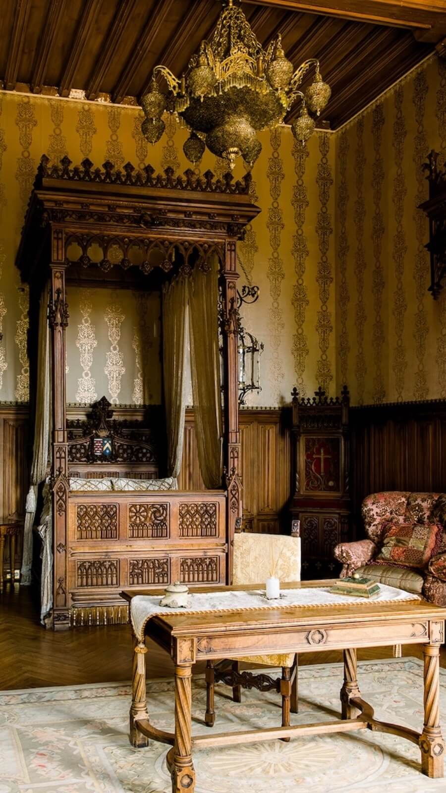 the luxury royal suite at Château Challain