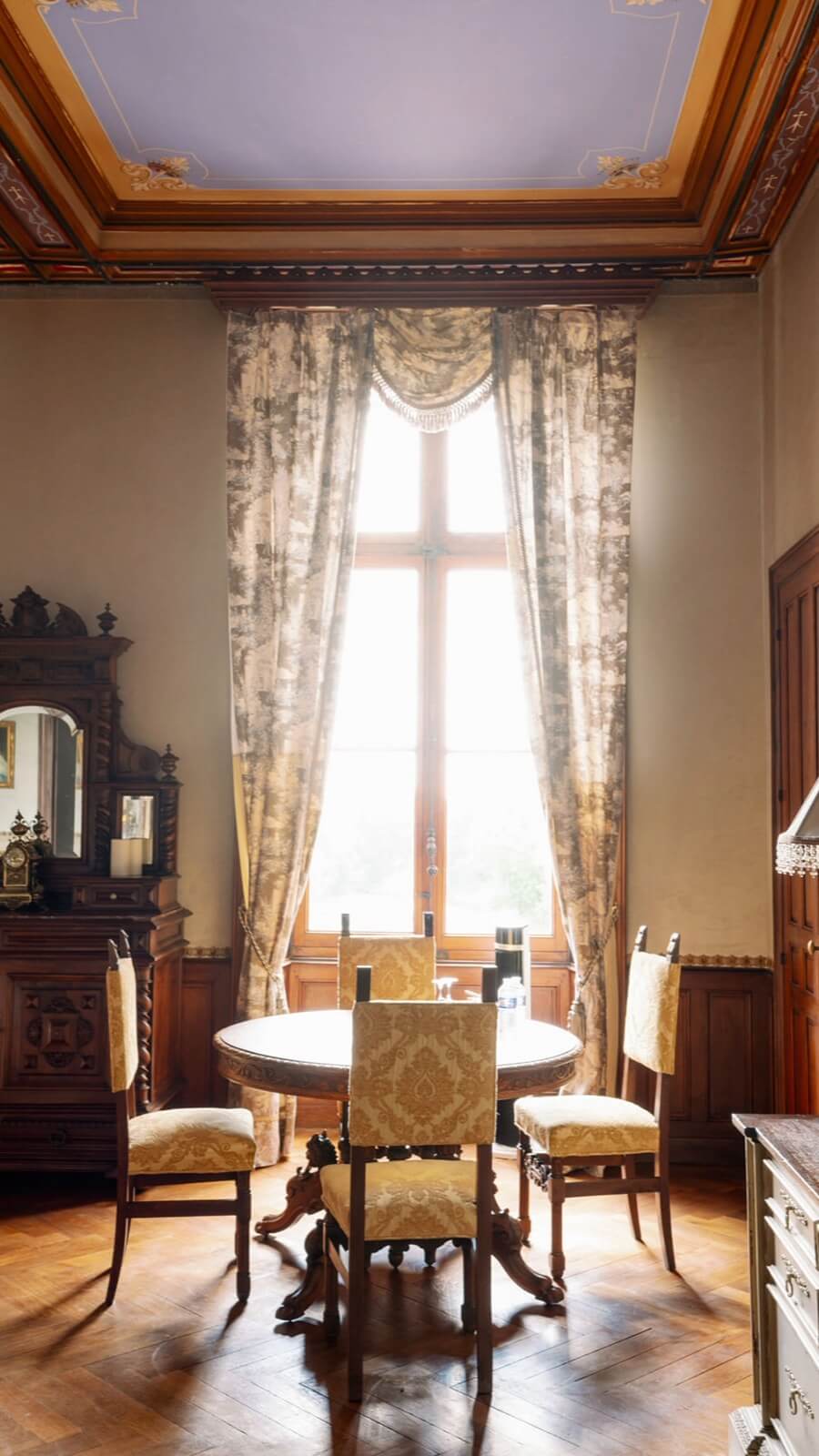 bedroom details from Château Challain